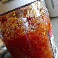 马来西亚辣椒板面,一、制作辣椒酱
1.干辣椒浸泡后使用
2.将除了油以外的所有辣椒酱材料放入料理机绞碎