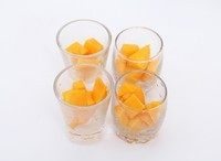 芒果水晶果冻,将切好的芒果粒倒入杯子中。倒入事先冷却好的吉利丁粉溶液，没过芒果粒，放入冰箱冷冻3小时即可。