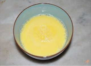 干贝芙蓉蛋,在鸡蛋里面加入适量的水，搅拌均匀。成鸡蛋液。