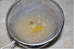 干贝芙蓉蛋,用筛子过滤鸡蛋液。