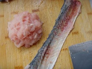 七星鱼丸,去掉脊骨、主刺，顺纤维纹路刮取鱼肉。（接近鱼皮的鱼肉肌红蛋白较多，色泽较深，会影响鱼丸色泽洁白的效果，所以不用刮掉。）