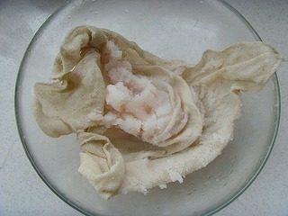 七星鱼丸,直至鱼肉呈白色，然后用洁净纱布滤去水。