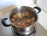 白菜丸子粉丝煲,汤锅内放适量的花生油，油温7成热后放入肉丸中小火炸
