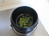 白菜丸子粉丝煲,砂锅里放少许花生油，油热后放入葱姜炒出香味。