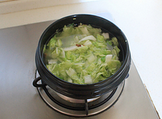白菜丸子粉丝煲,放大白菜，加入1大勺（5g）的盐调味，翻炒至白菜断生后加入一大碗的白开水，盖上锅盖煮开。