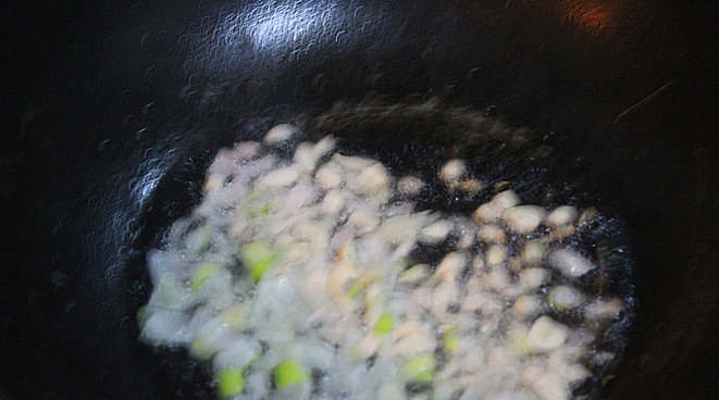 西芹腰果百合,锅里加底油，温热时候葱蒜炝锅