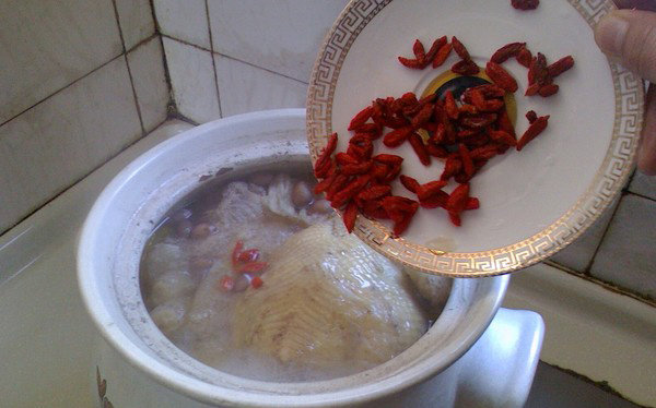 浓香竹荪鸡汤,改小火慢炖2小时，后加入枸杞再煲10分钟，关火