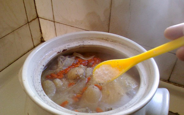 浓香竹荪鸡汤,最后加入食盐调味