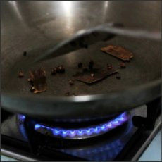 茶树菇肉片,锅烧热(达到不粘的效果,细节点击这里),放入桂皮和花椒后再放入茶油