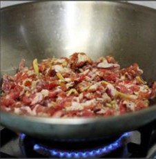 茶树菇肉片,锅足够热,应该油下去就冒烟了的,趁热放入肉片,滑散