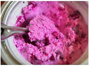 火龙果冰淇淋,喜欢吃硬一些口感的亲们可将内桶提出放入冷冻室冷冻2-3小时（我用时2.5小时）