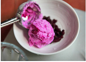 火龙果冰淇淋,将制作好的冰淇淋用冰淇淋专用勺挖出即可食用
