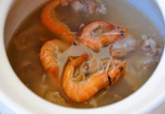墨鱼鲜虾炖排骨,最后放入鲜虾（如果是虾干跟墨鱼同时放），继续炖煮20分钟，加盐调味即可。