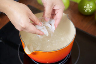 藜麦沙拉,将水烧开，撒入适量的盐，有条件的话可以加入些许橄榄油，汆水1分钟，捞出冷却，待用