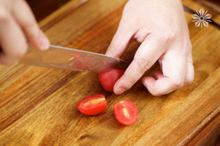 藜麦沙拉,红樱桃番茄洗净，拭干，对切
