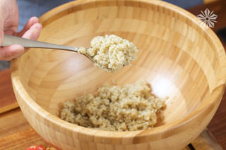 藜麦沙拉,藜麦是一种很容易熟的食材，所以只需要在淋有橄榄油的水里煮上15分钟左右，即可。（还有一个小贴士：煮熟的藜麦会露出一根小小的尾巴）