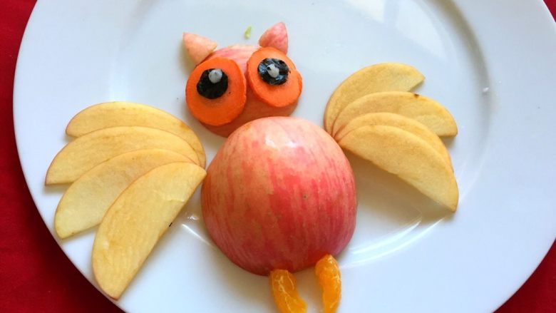 飞翔的猫头鹰,将切片的苹果放在身体两侧做翅膀。