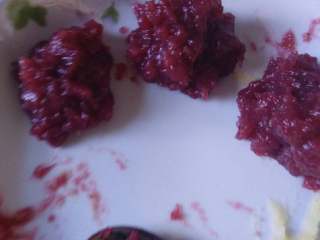 草莓刺猬,草莓酱内加入淀粉蒸熟分成6份  红豆用水泡上