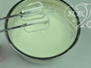 木糠杯,淡奶油放入打蛋盆内，用电动打蛋器搅打至出现明显的花纹