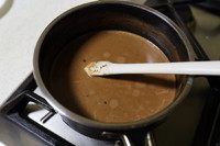 热巧克力,小火煮10分钟，并以勺子不停搅拌。