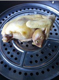 自制熏鸡,将鸡放到篦子上盖锅盖，小火熏制，可翻面，使烟熏色着均匀