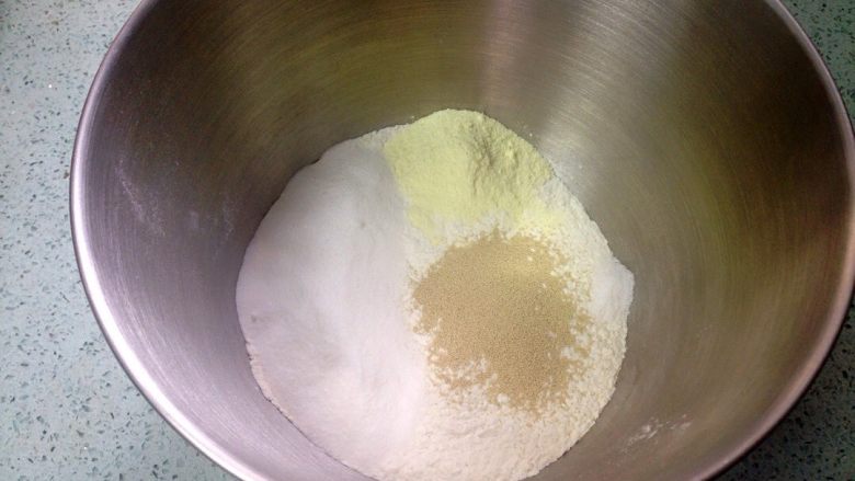 椰香奶酥辫子面包,除黄油外所有固体材料放入厨师机。