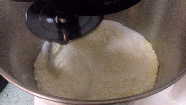 椰香奶酥辫子面包,材料搅拌均匀后，缓缓倒入椰浆，中速揉面20分钟。