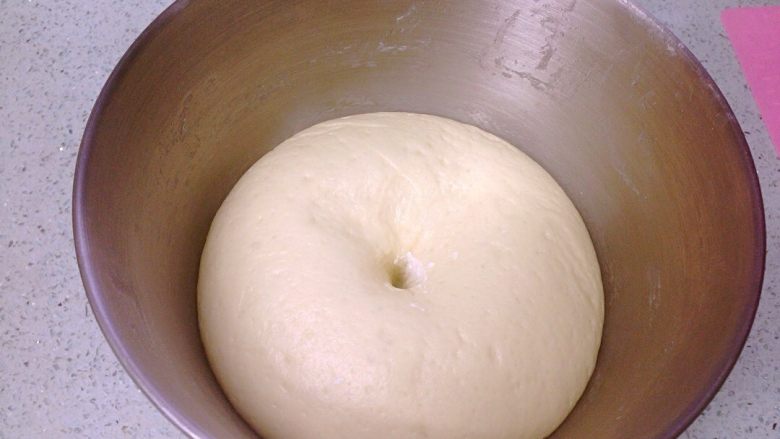 椰香奶酥辫子面包,发酵至2倍大，手指沾面粉戳入不坍塌不回缩。