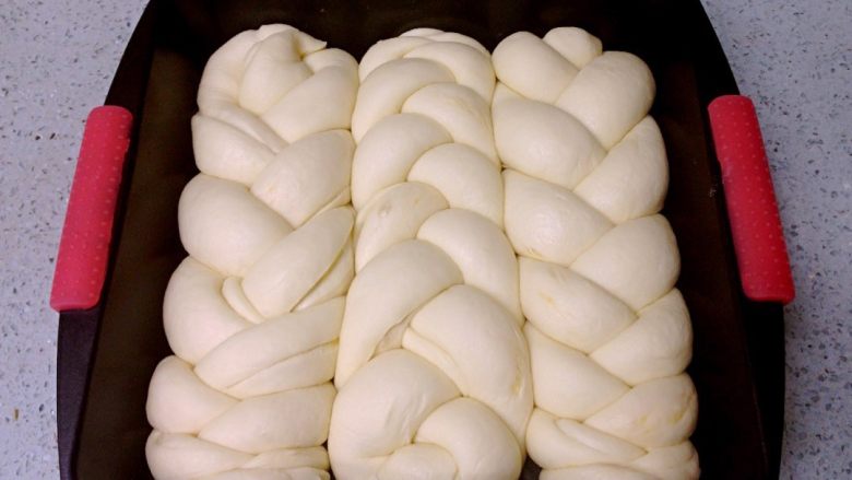 椰香奶酥辫子面包,发酵至2倍大。
