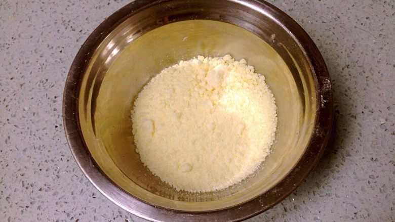 椰香奶酥辫子面包,发酵时制作奶酥，把奶酥材料混合成无干粉颗粒即可。
