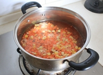 金枪鱼饭团,开一锅水，将胡萝卜丁和玉米粒烫一下，1分钟即可。