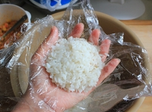 金枪鱼饭团,再铺上一层米饭。