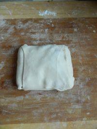 酥香千层肉饼,如此反复折叠，直到成为一个小正方形面饼，然后把两边面皮整理严实