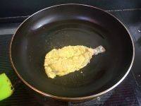 土豆西兰花吉利虾,平底锅放入橄榄油，中火，把大虾两面煎成金黄色
