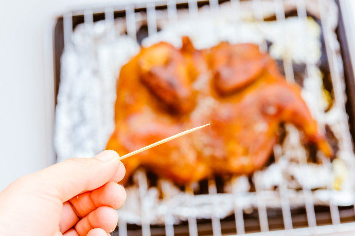 烤鸡,如果还不放心，将牙签插入鸡胸肉或鸡腿肉中，无血水渗出就可以了。（这个方法只能备用，如果你的鸡烤过头了，也不会有血水渗出）