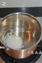 焦糖奶茶,找个耐高温的锅子，可以是搪瓷锅、不粘锅或者厚底的不锈钢锅这类，空锅用中大火烧热后，转小火，倒入<a style='color:red;display:inline-block;' href='/shicai/ 869'>白砂糖</a>。