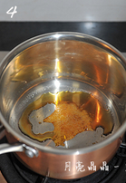 焦糖奶茶,接下来锅中的糖会慢慢全部融化变成深琥珀色。