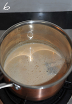 焦糖奶茶,煮沸后，转小火煮几分钟，闻到牛奶和红茶的香味飘出即可。（如果喜欢奶茶颜色深点就多煮一会儿，喜欢颜色浅点儿可以少煮一会儿）。