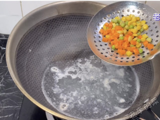 晶莹剔透的水晶鸡蛋制作教程,玉米青豆胡萝卜下锅煮熟。