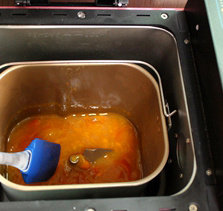 柿子果酱,中途面包机机不搅拌的时候可以偶尔自己用硅胶铲子搅和搅和