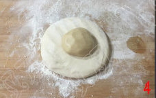 原味香酥饼 ,将发酵面团取出，揉匀，拍扁，将油面放在上面