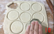原味香酥饼 ,取一个圆形的模具，取形