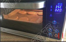 原味香酥饼 ,烤箱开启发酵功能，设定35度，工作20分钟，中间或者底部放一杯热水