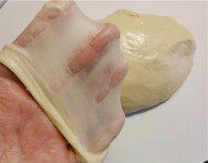 奶酪包,发酵好的种面加入主面团黄油以外的材料一起揉成光滑的面团。
略有筋度时加入黄油，继续揉到能扯出较为结实的半透明薄膜