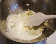奶酪包,冷却的功夫去准备奶酪馅
奶油奶酪加入糖粉和淡奶油