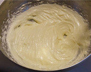 奶酪包,隔热水搅拌糊化（一边隔水加热一边用手动打蛋器搅拌很方便），成细腻可流动的糊状