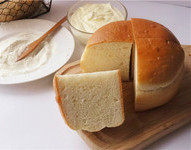 奶酪包,冷却的面包胚一切为四，取适量奶粉跟少许糖粉混合备用