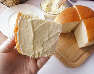 奶酪包,夹层抹少许奶酪馅，切面也抹一层
PS:薄薄一层就好哦