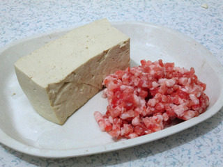 鱼香脆皮豆腐,准备好豆腐和肉馅。