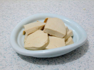 鱼香脆皮豆腐,将豆腐切成大片，加入盐腌制20分钟。